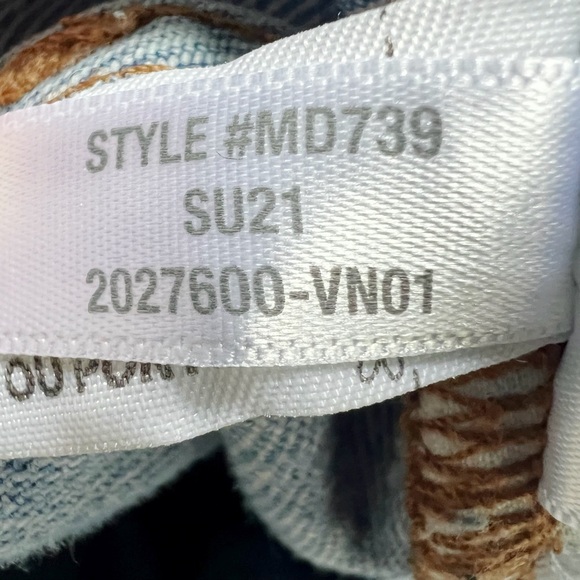 Madewell Relaxed Denim Shorts in Rosemount Wash: Destroyed Hem Edition - Picture 9 of 10